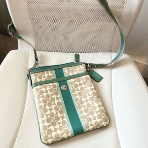 Excellent condition! Only carried a few times. Just too small for this momma.